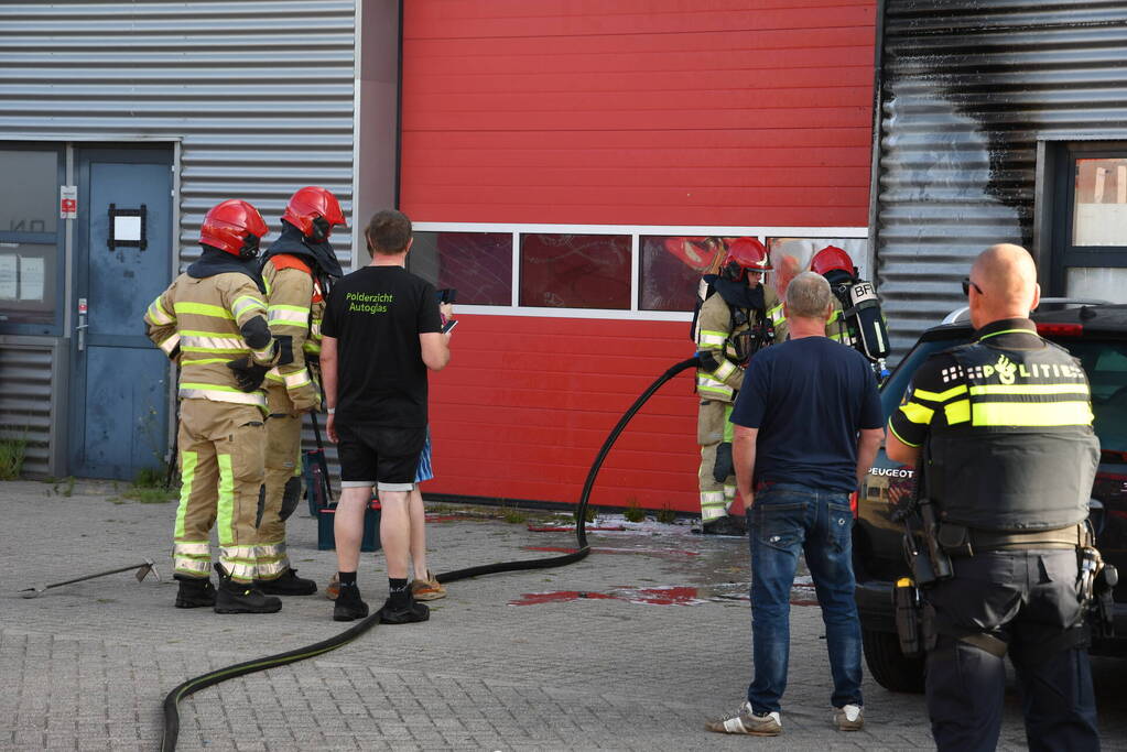 Bedrijfspand beschadigd na brand
