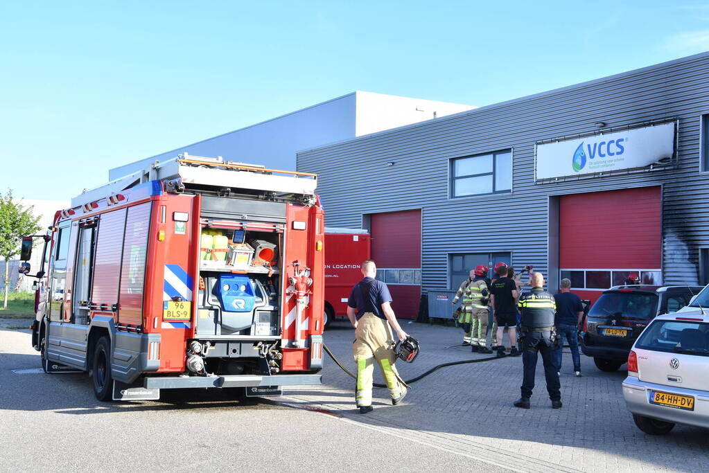 Bedrijfspand beschadigd na brand
