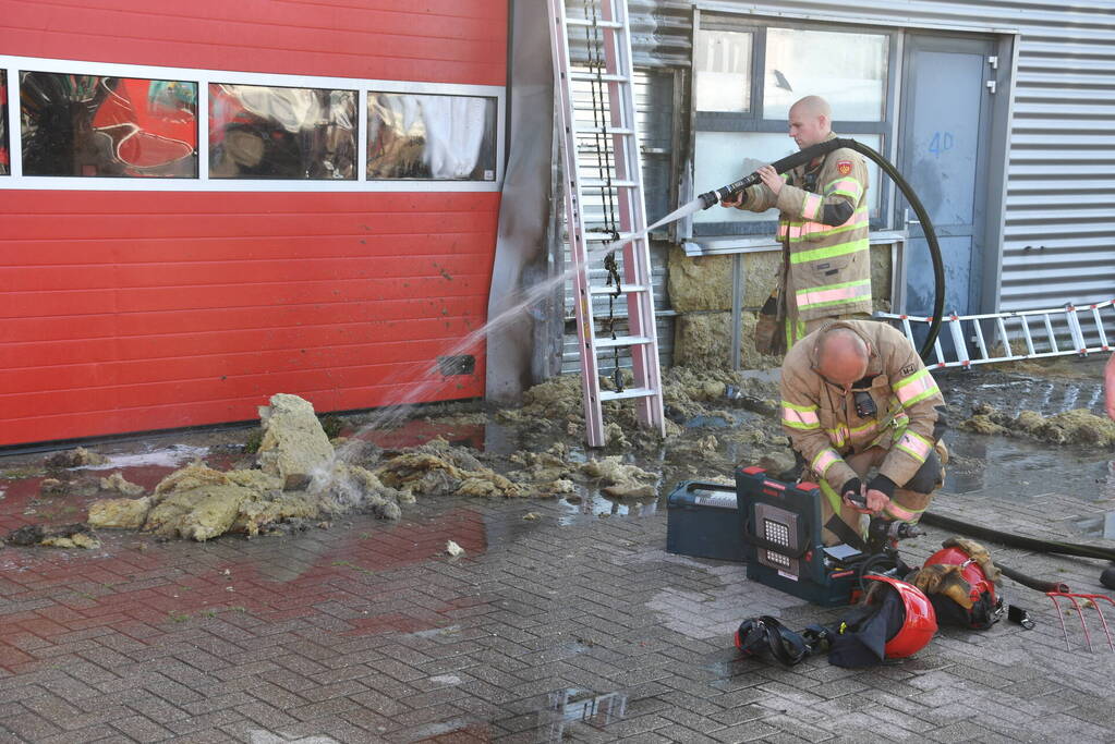 Bedrijfspand beschadigd na brand