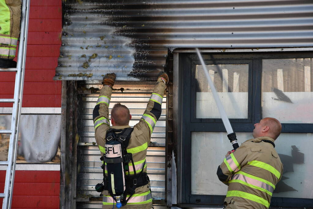 Bedrijfspand beschadigd na brand