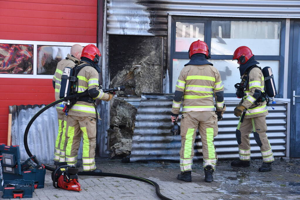 Bedrijfspand beschadigd na brand