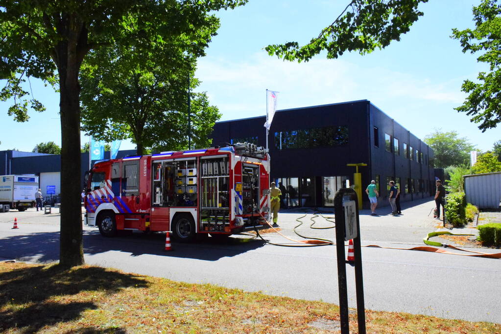 Bedrijfspand ontruimd vanwege brand