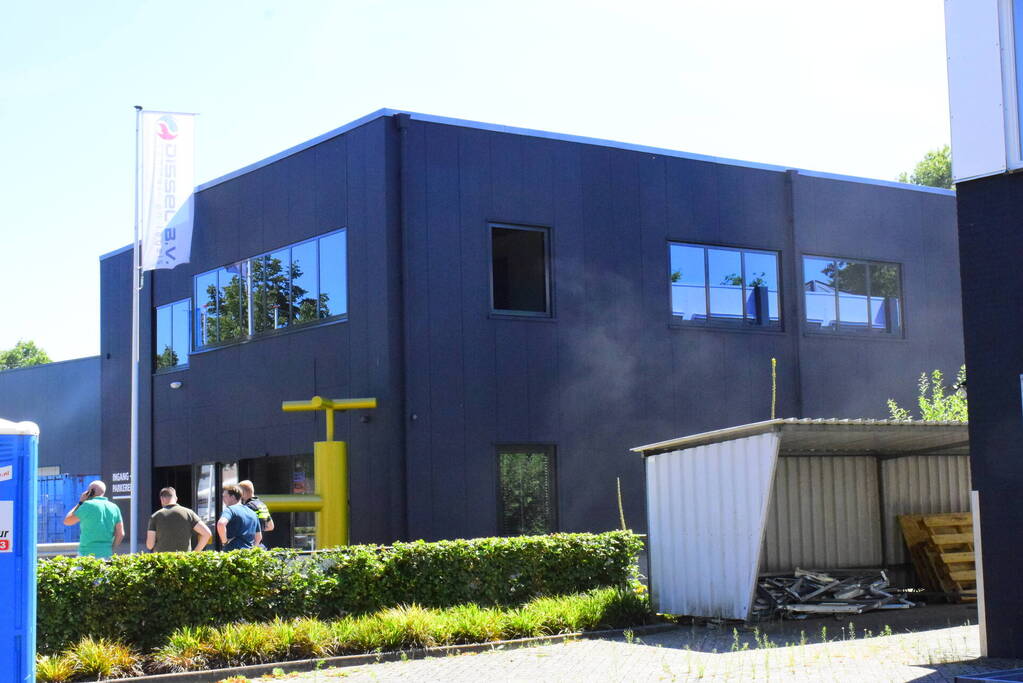 Bedrijfspand ontruimd vanwege brand