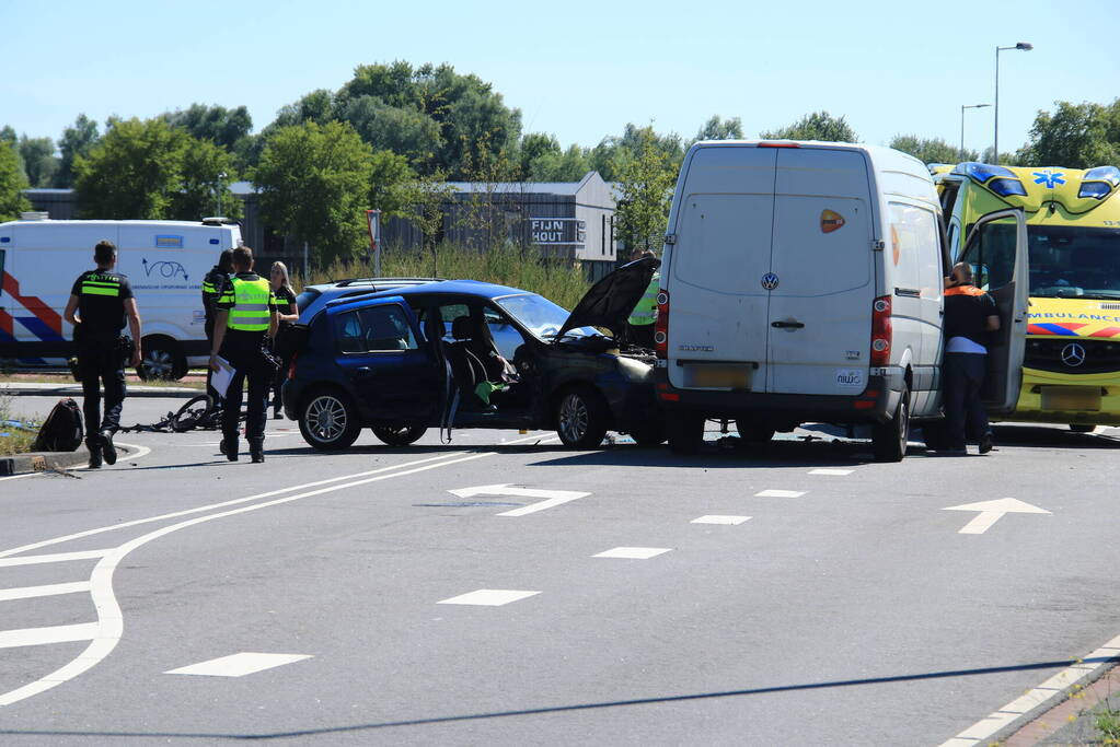 Ongeval met meerdere voertuigen en fietser