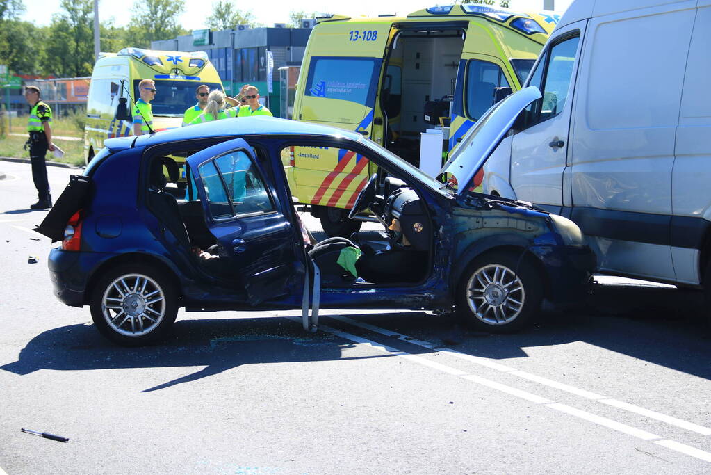 Ongeval met meerdere voertuigen en fietser