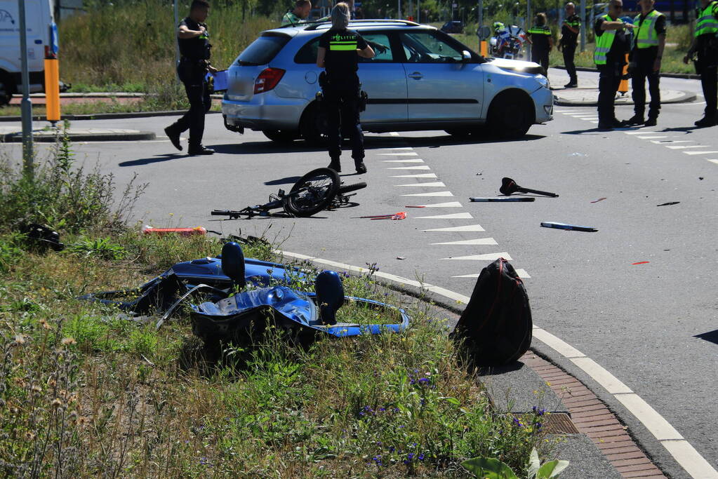 Ongeval met meerdere voertuigen en fietser