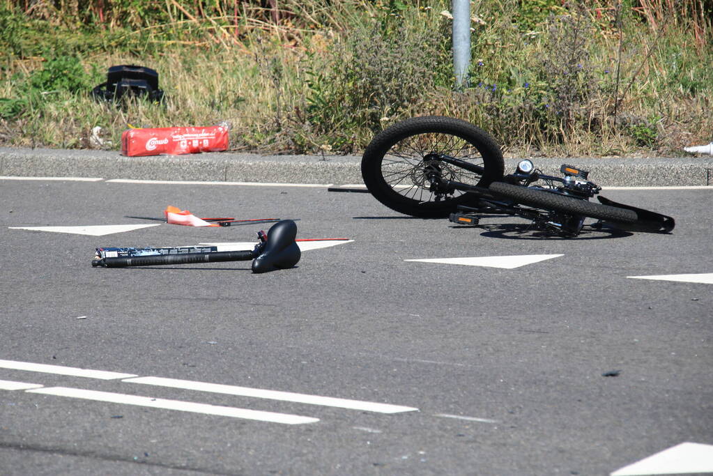 Ongeval met meerdere voertuigen en fietser
