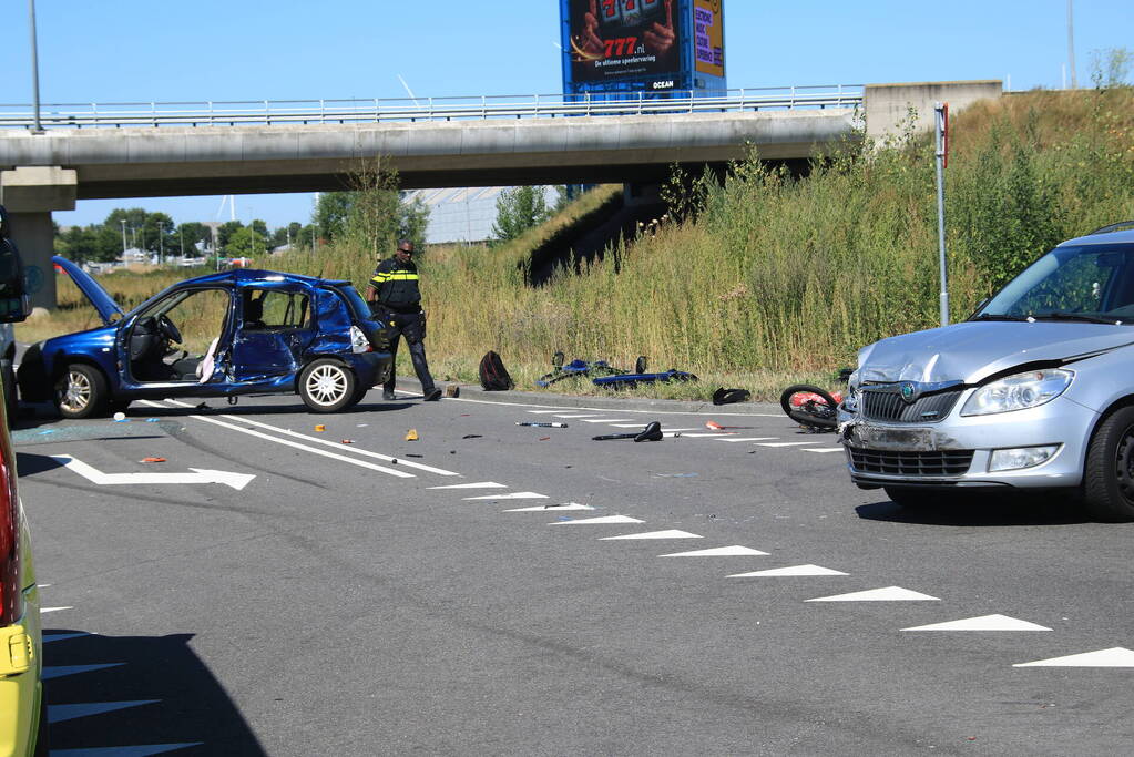 Ongeval met meerdere voertuigen en fietser