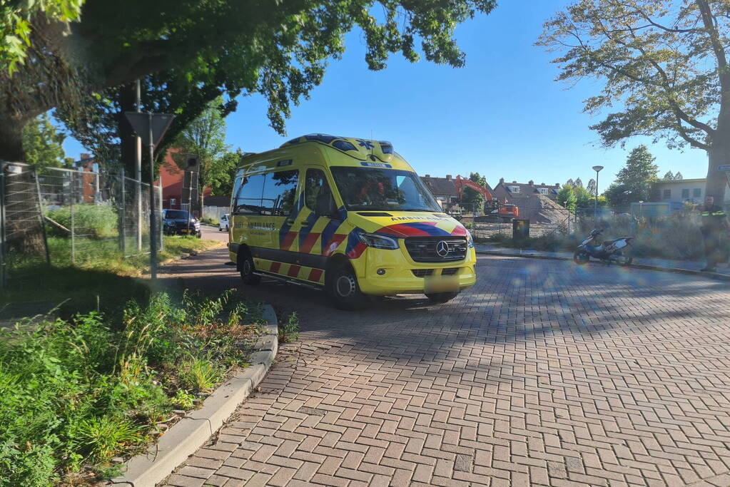 Twee scooterrijders in botsing