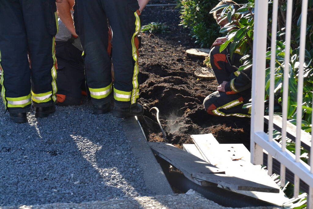 Rookontwikkeling onder de grond in tuin