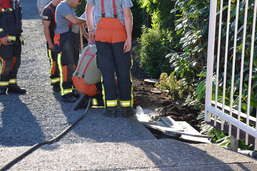 Rookontwikkeling onder de grond in tuin
