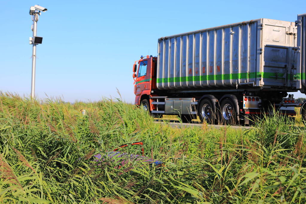 Auto belandt in sloot bij ongeval