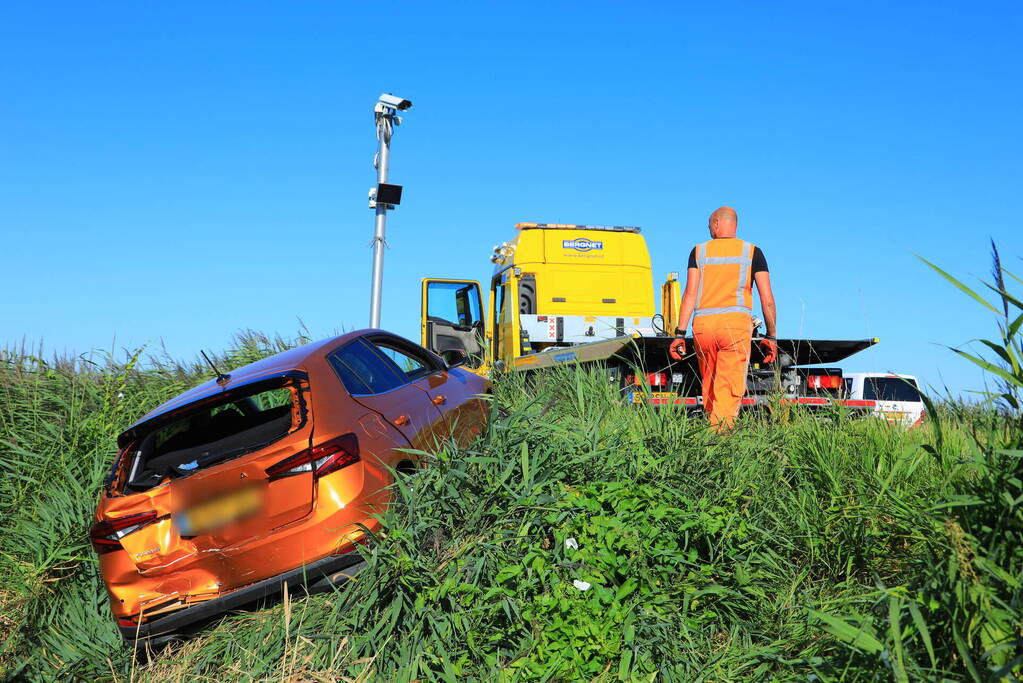 Auto belandt in sloot bij ongeval