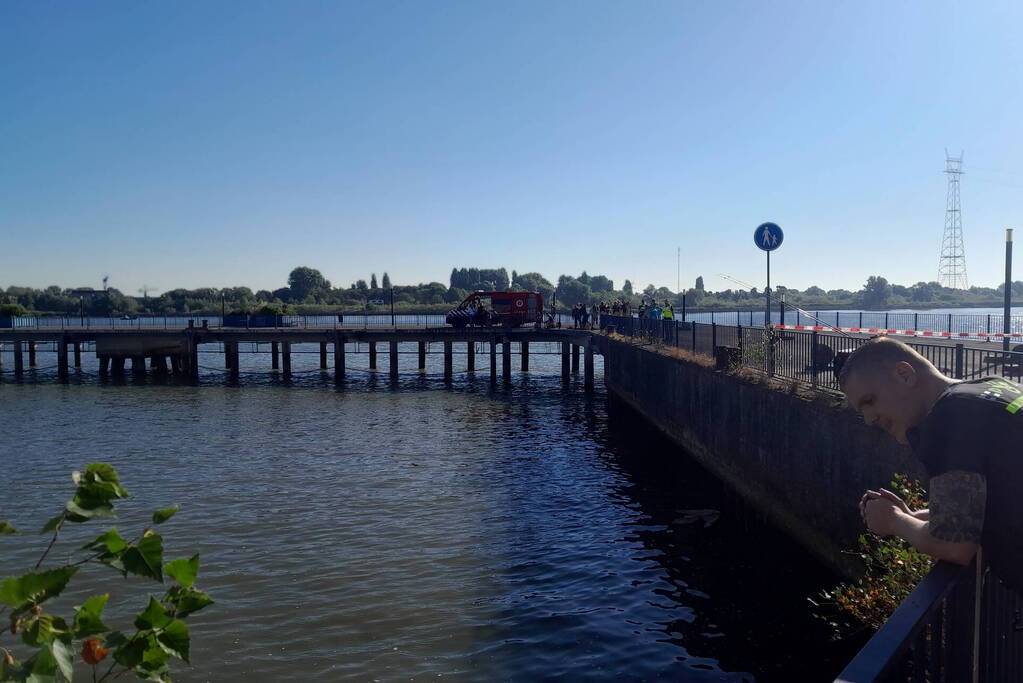 Zoekactie naar mogelijke persoon te water