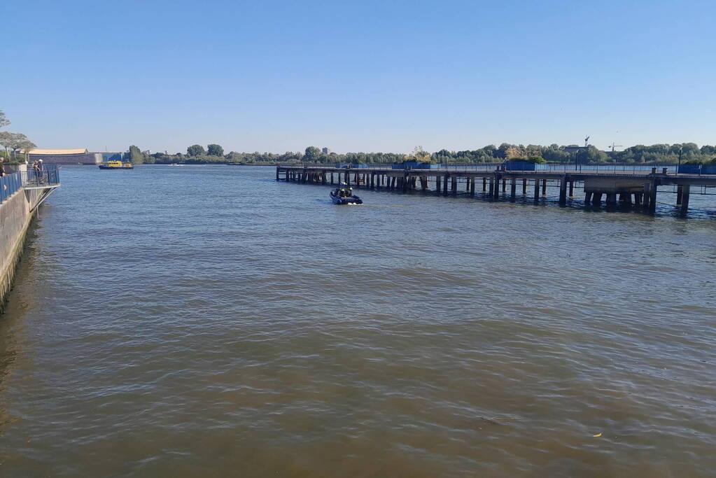 Zoekactie naar mogelijke persoon te water