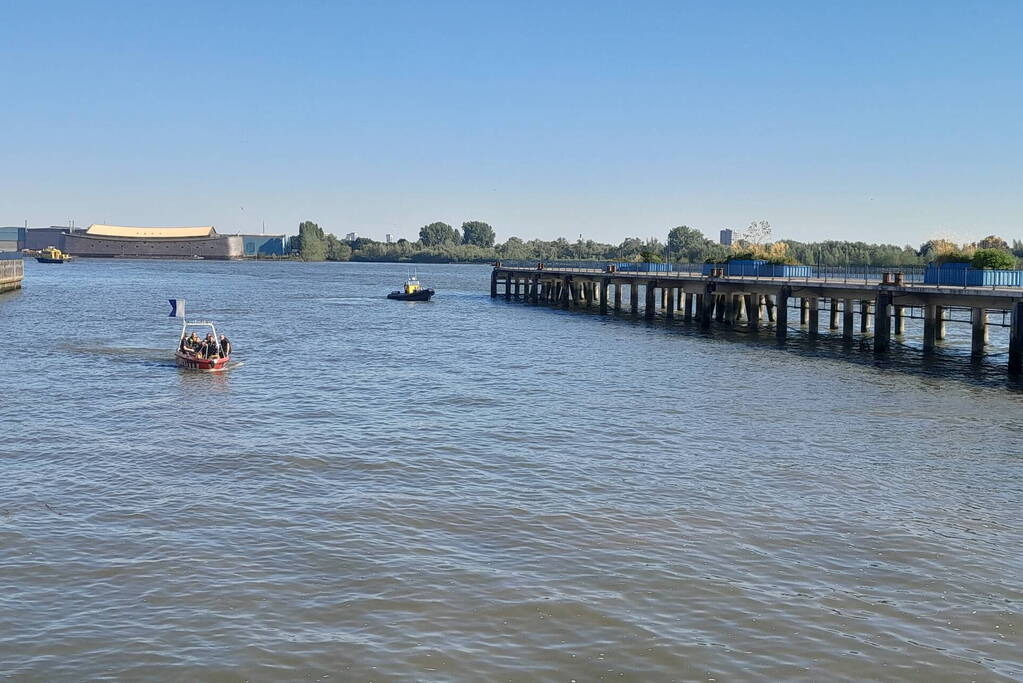 Zoekactie naar mogelijke persoon te water