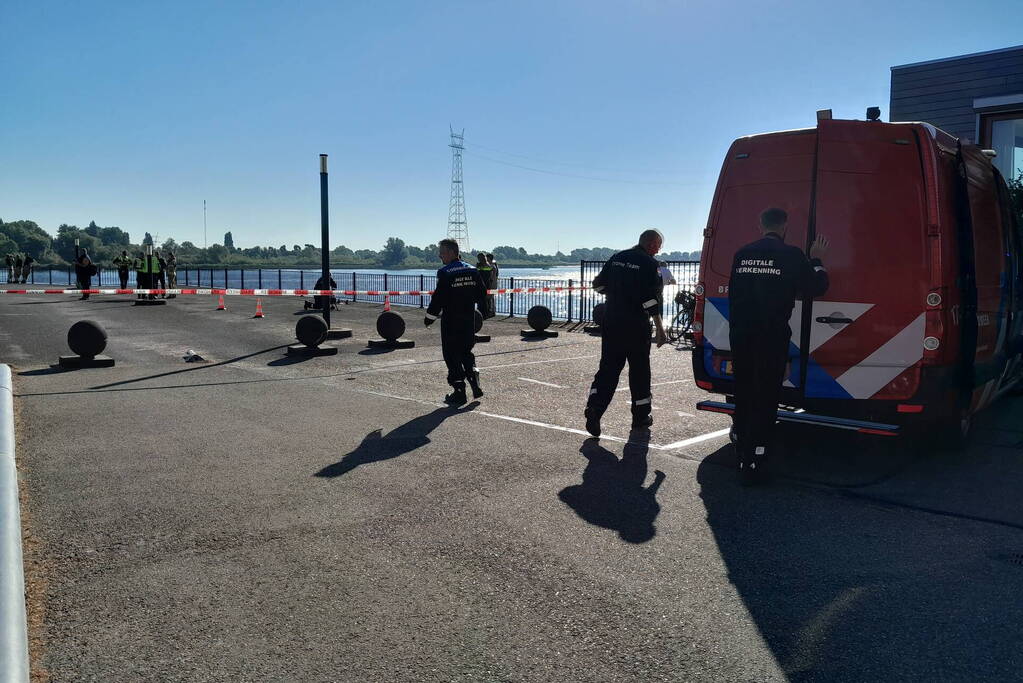 Zoekactie naar mogelijke persoon te water