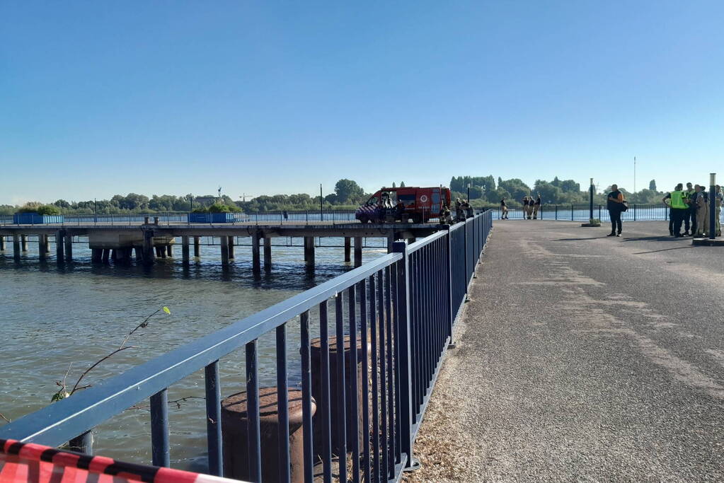 Zoekactie naar mogelijke persoon te water