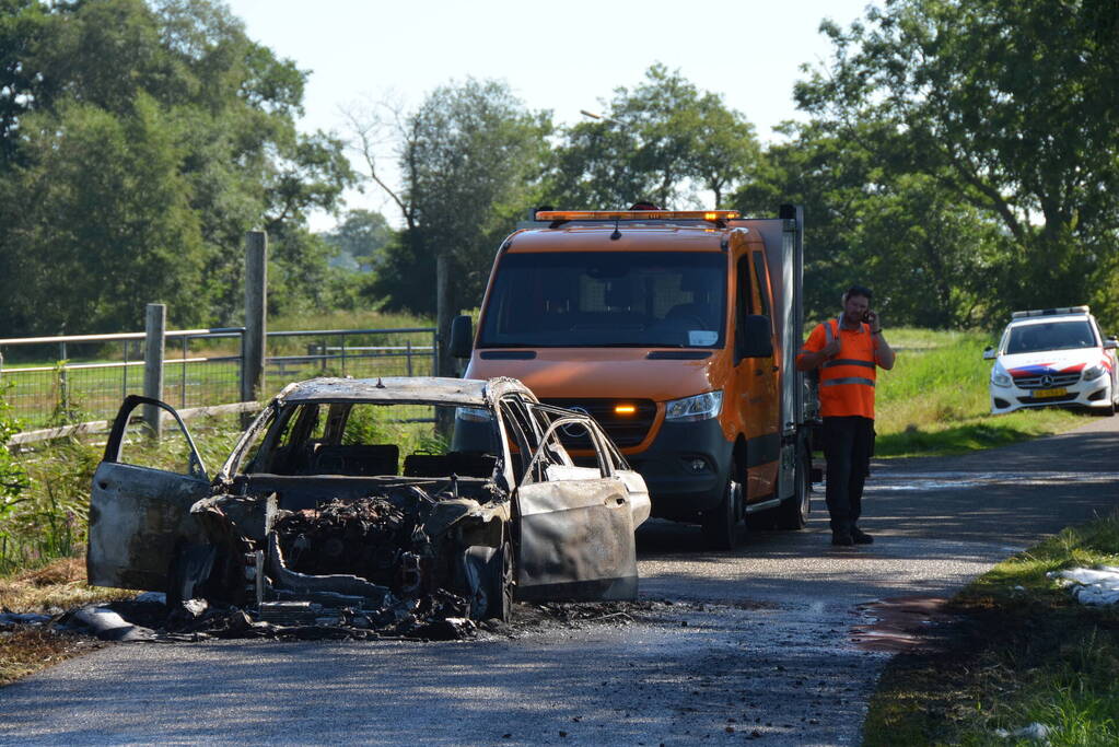 Auto volledig uitgebrand