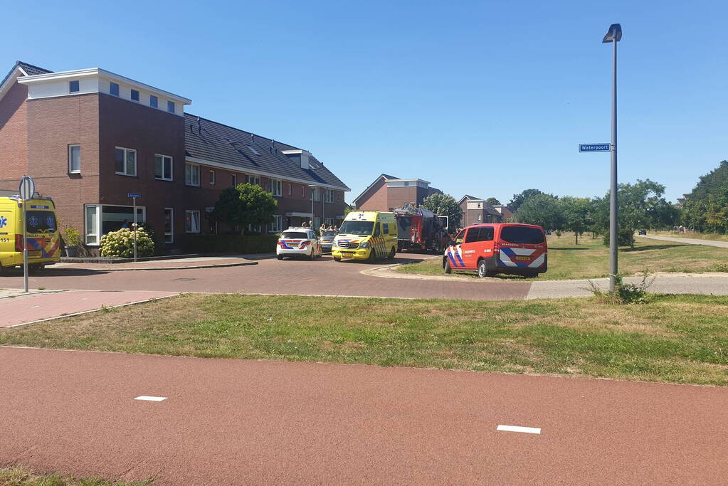 Persoon zwaargewond bij brand in woning