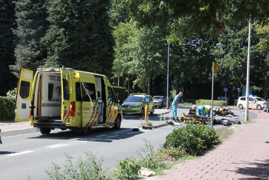Motorrijder zwaargewond bij verkeersongeval