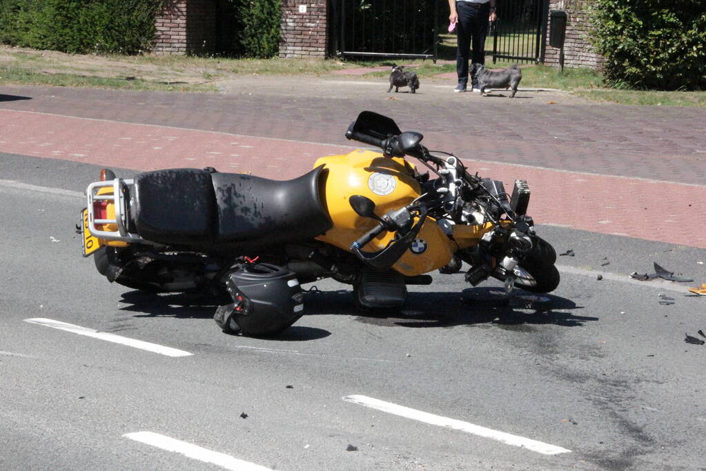 Motorrijder zwaargewond bij verkeersongeval