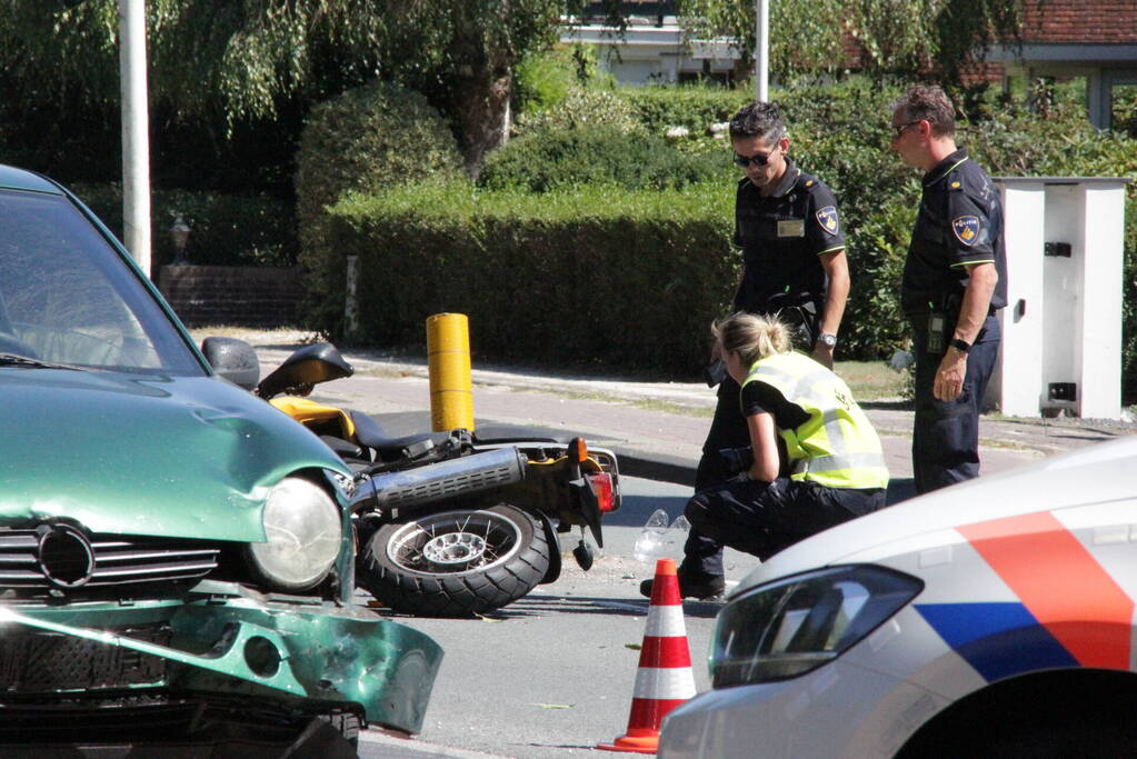 Motorrijder zwaargewond bij verkeersongeval