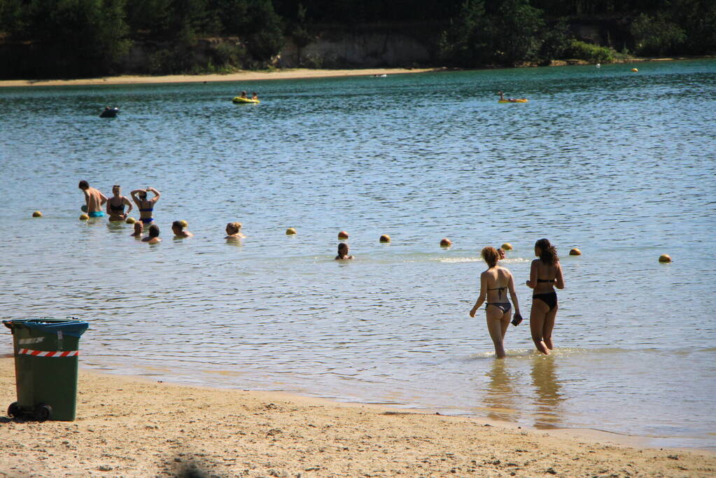 Zonaanbidders zoeken massaal verkoeling op bij Dagstrand Blauwe Meertje