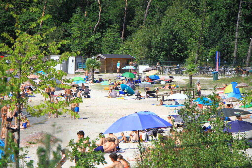Zonaanbidders zoeken massaal verkoeling op bij Dagstrand Blauwe Meertje