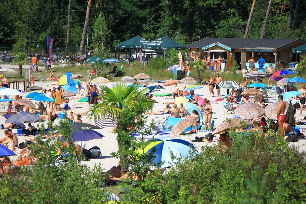 Zonaanbidders zoeken massaal verkoeling op bij Dagstrand Blauwe Meertje