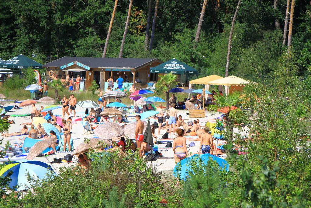 Zonaanbidders zoeken massaal verkoeling op bij Dagstrand Blauwe Meertje