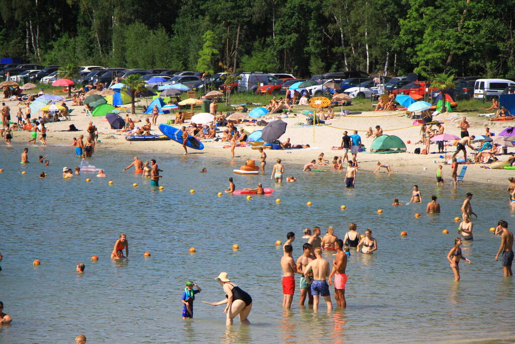 Zonaanbidders zoeken massaal verkoeling op bij Dagstrand Blauwe Meertje