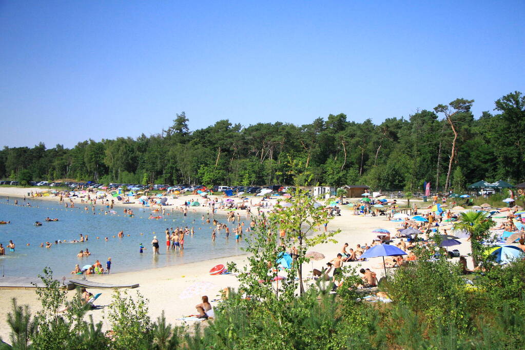 Zonaanbidders zoeken massaal verkoeling op bij Dagstrand Blauwe Meertje