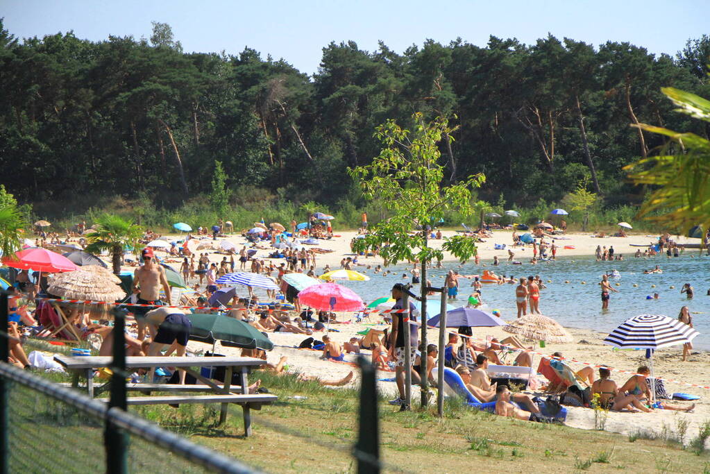 Zonaanbidders zoeken massaal verkoeling op bij Dagstrand Blauwe Meertje