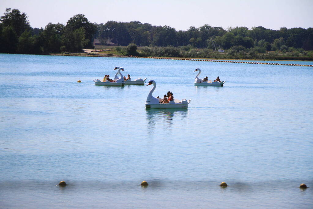 Zonaanbidders zoeken massaal verkoeling op bij Dagstrand Blauwe Meertje