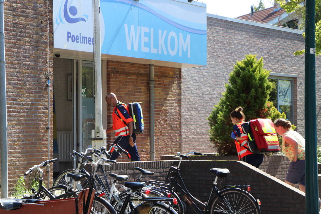 Persoon uit water Zwembad Poelmeer gehaald