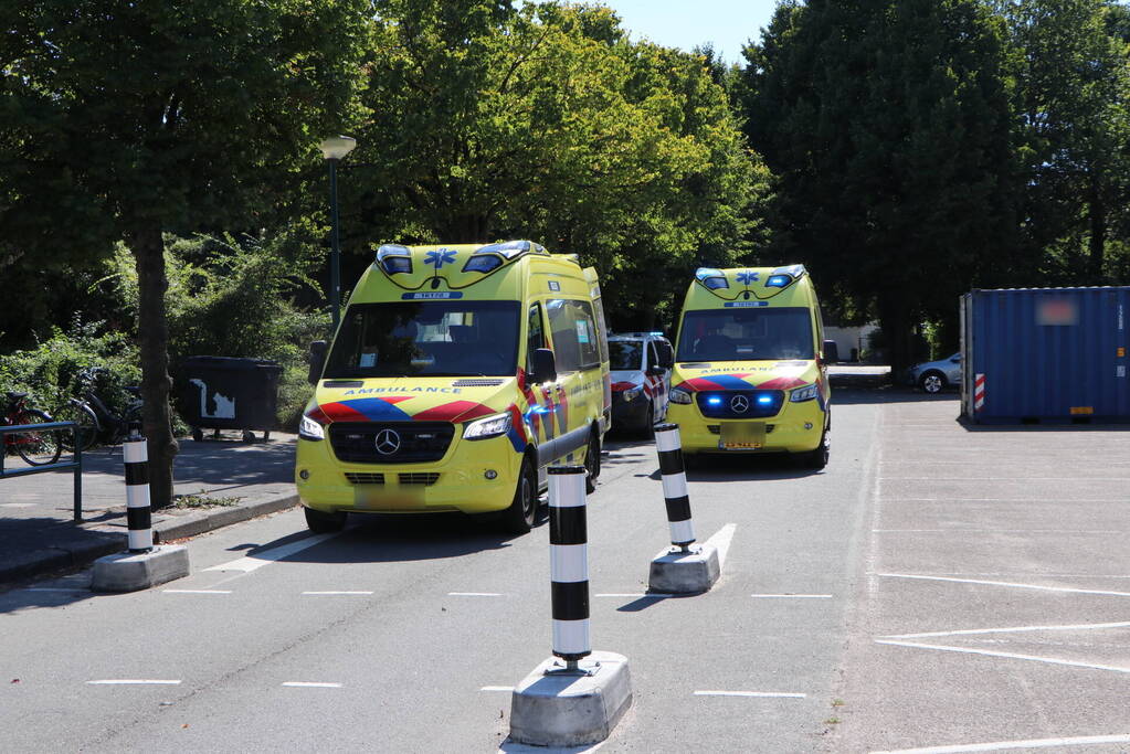 Persoon uit water Zwembad Poelmeer gehaald