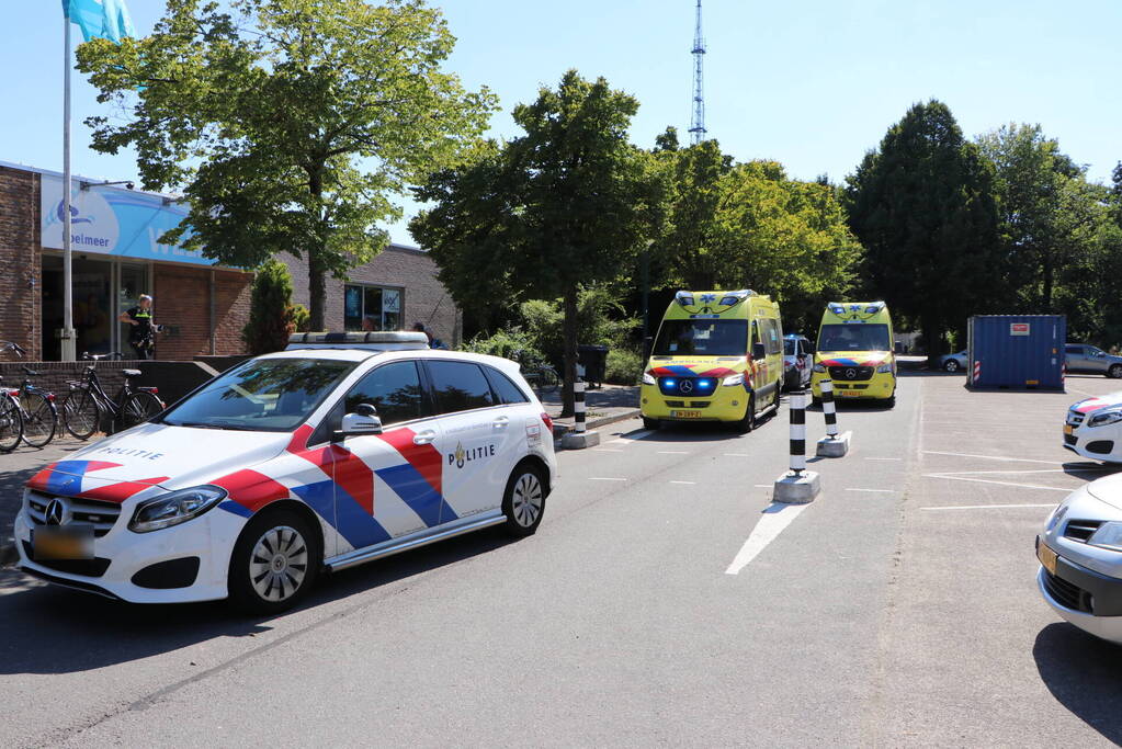 Persoon uit water Zwembad Poelmeer gehaald