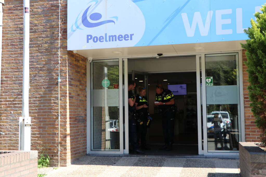 Persoon uit water Zwembad Poelmeer gehaald