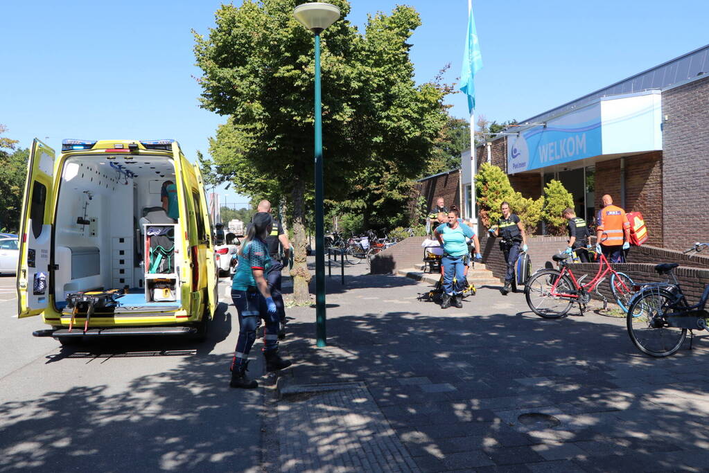 Persoon uit water Zwembad Poelmeer gehaald