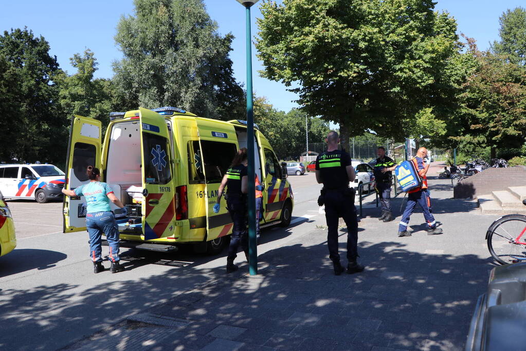 Persoon uit water Zwembad Poelmeer gehaald