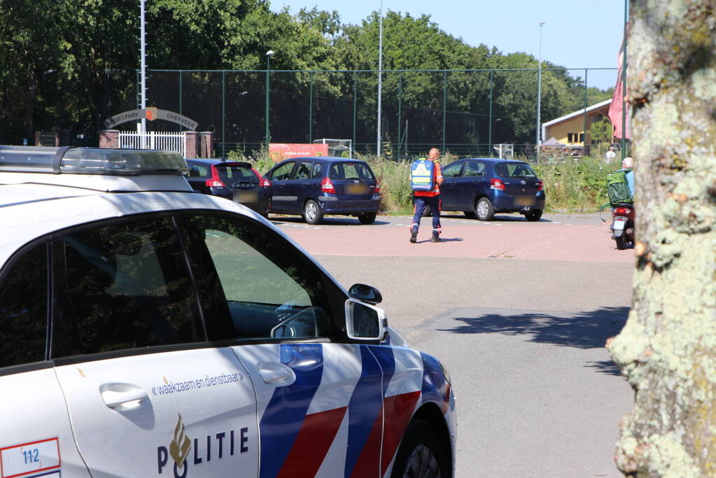 Persoon uit water Zwembad Poelmeer gehaald