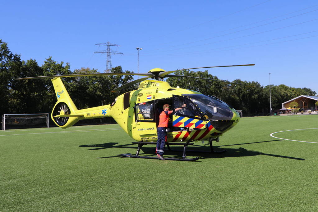 Persoon uit water Zwembad Poelmeer gehaald