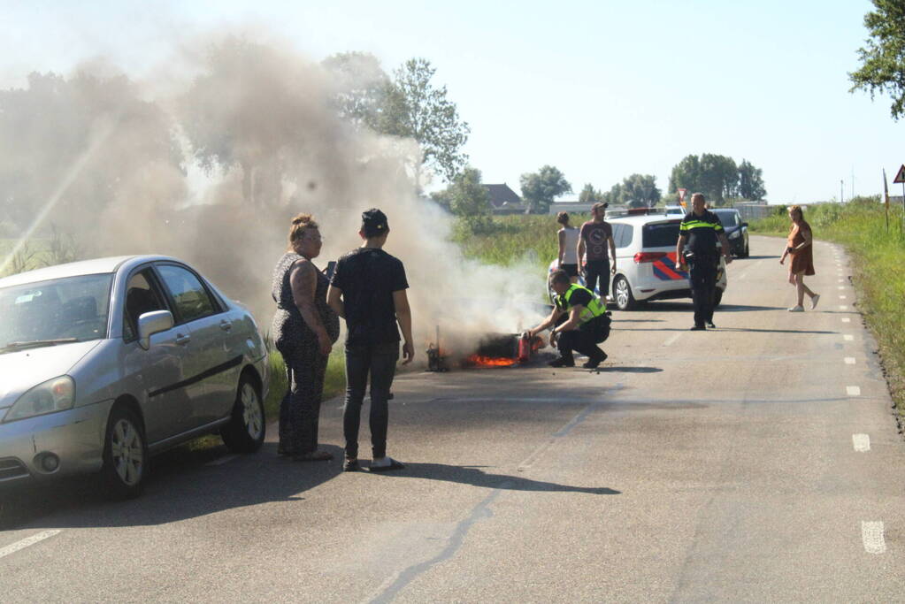 Vouwwagen vat vlam tijdens rijden