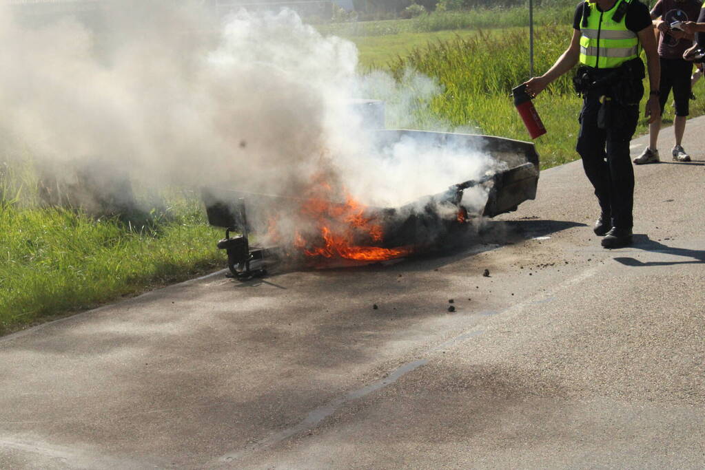 Vouwwagen vat vlam tijdens rijden