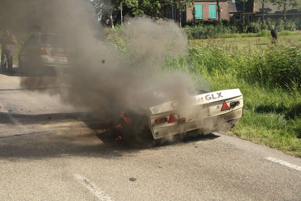Vouwwagen vat vlam tijdens rijden