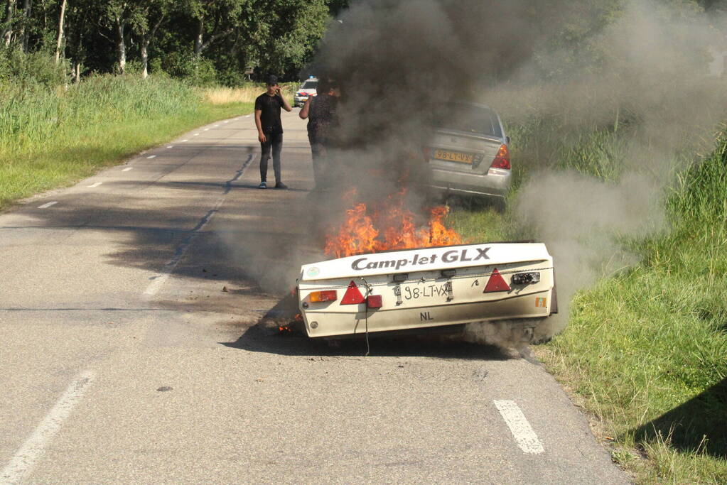 Vouwwagen vat vlam tijdens rijden