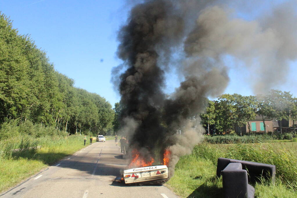 Vouwwagen vat vlam tijdens rijden