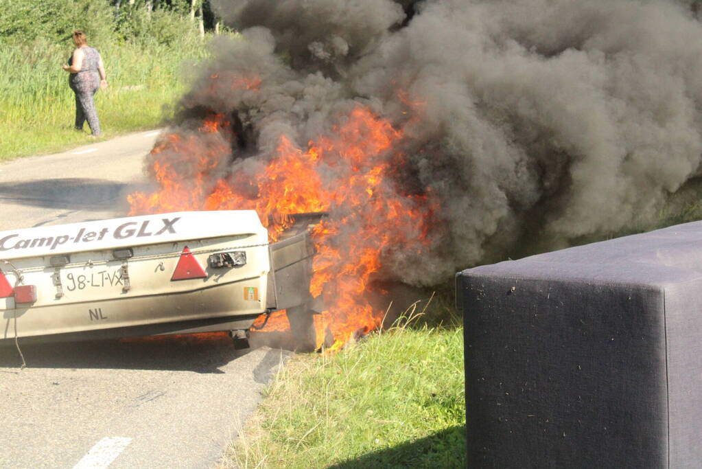 Vouwwagen vat vlam tijdens rijden