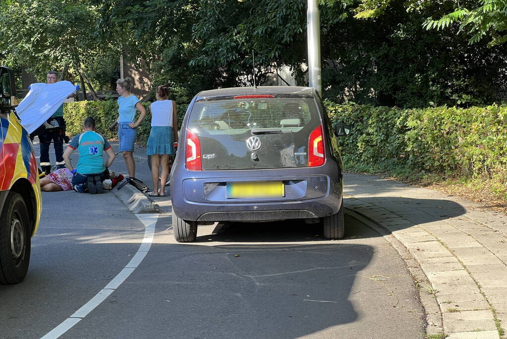 Vrouw hard ten val met fiets